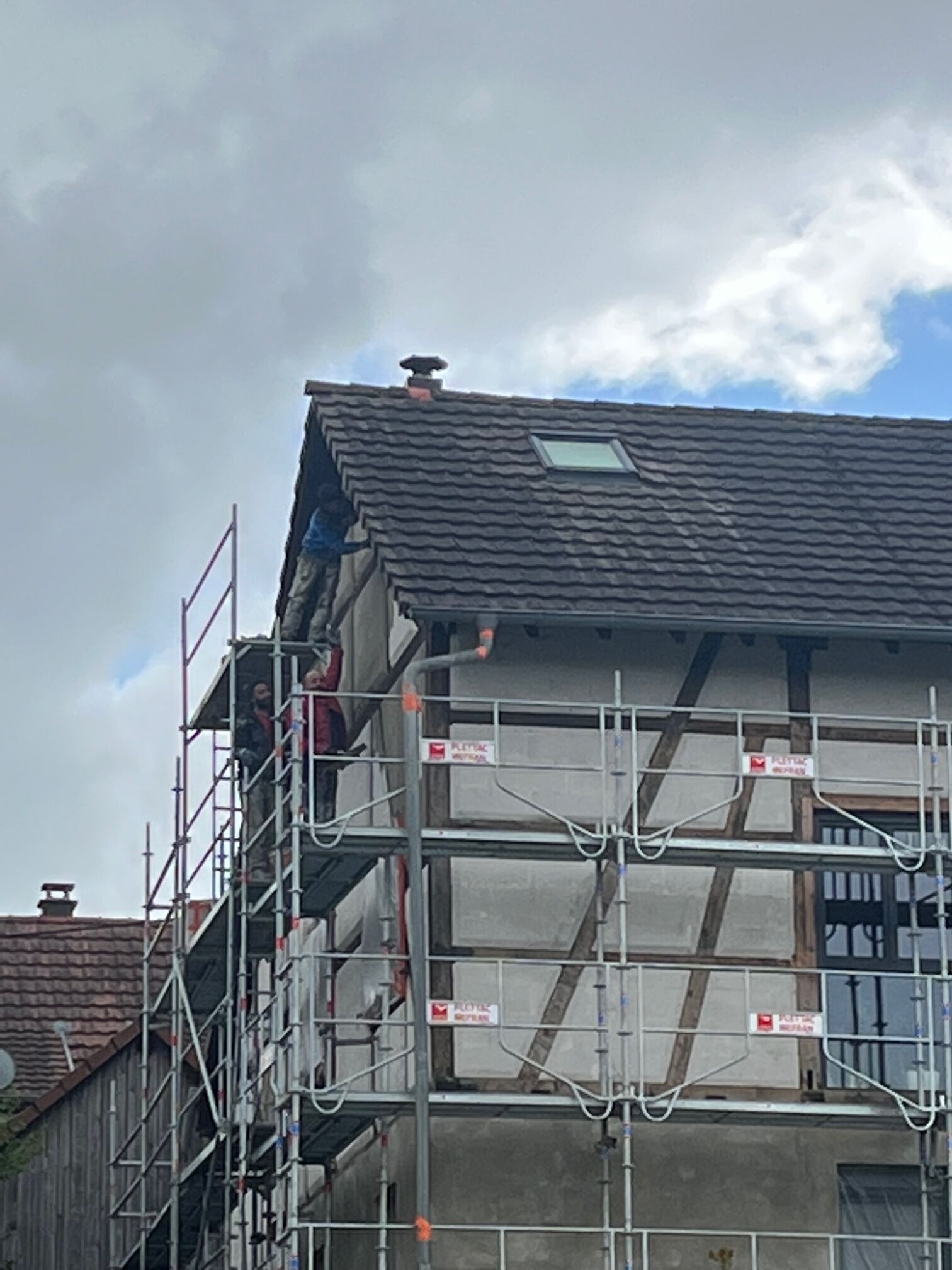 Comment poser un fixateur de fond pour un ravalement de fa&ccedil;ade ? Colmar